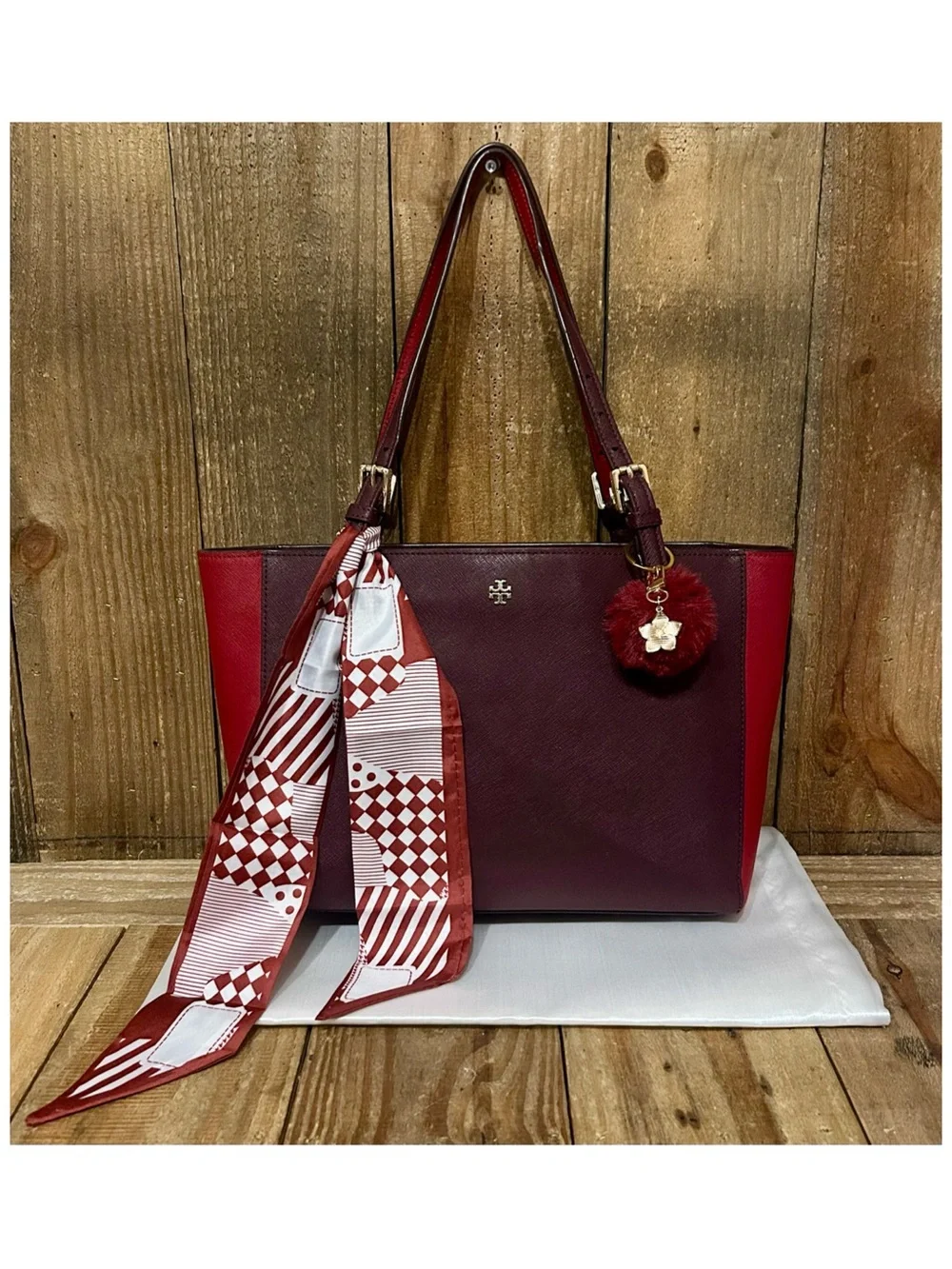 Tory Burch. York Leather Buckle Tote with Free Bag Scarf, Dust Bag & Bag Charm. - Picture 16 of 16